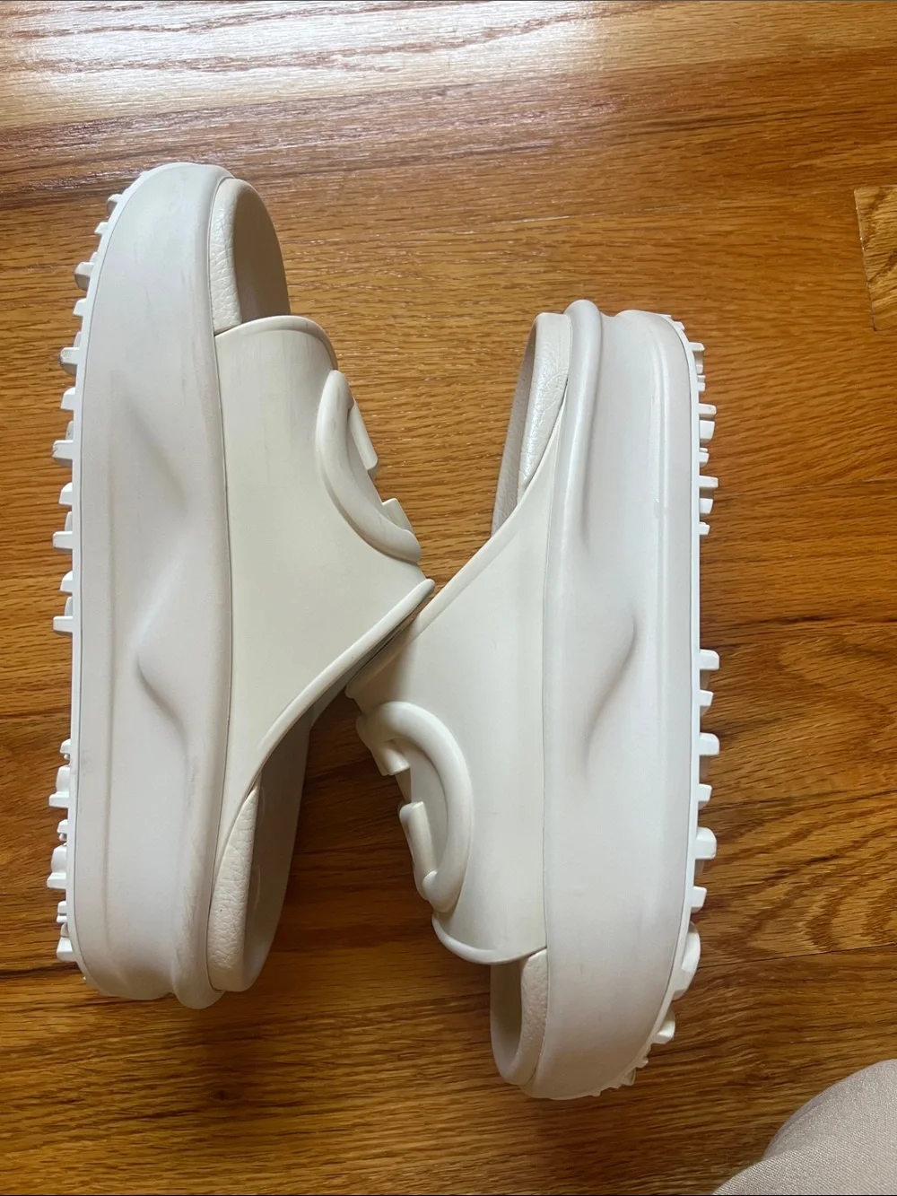 Gucci Cream Interlocking G Rubber Slide Miami size 36 comes with box